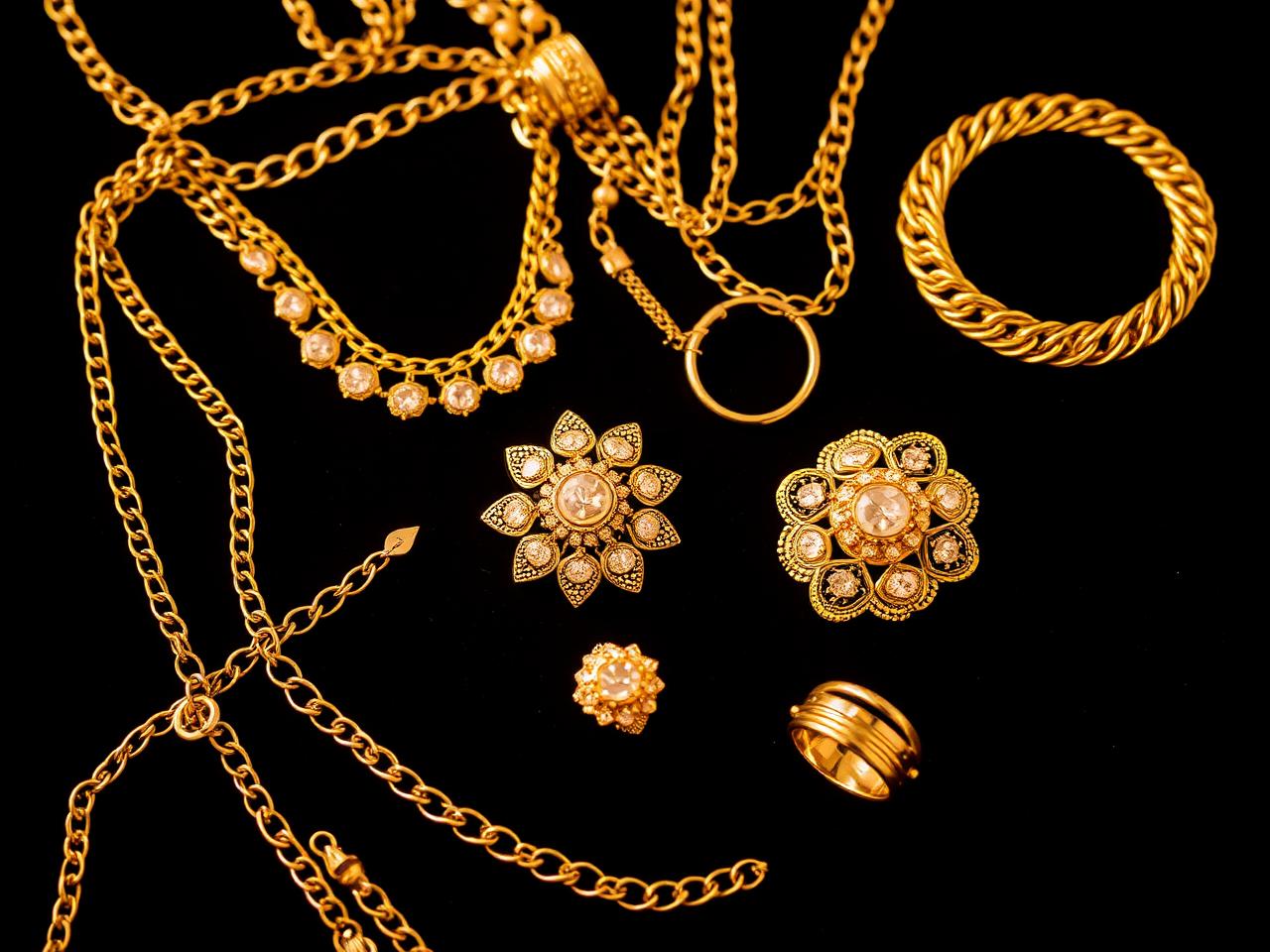 Gouden ringen, schakelketting, munt en goudbaar klaar voor taxatie — goud inkoop Zeist en omgeving
